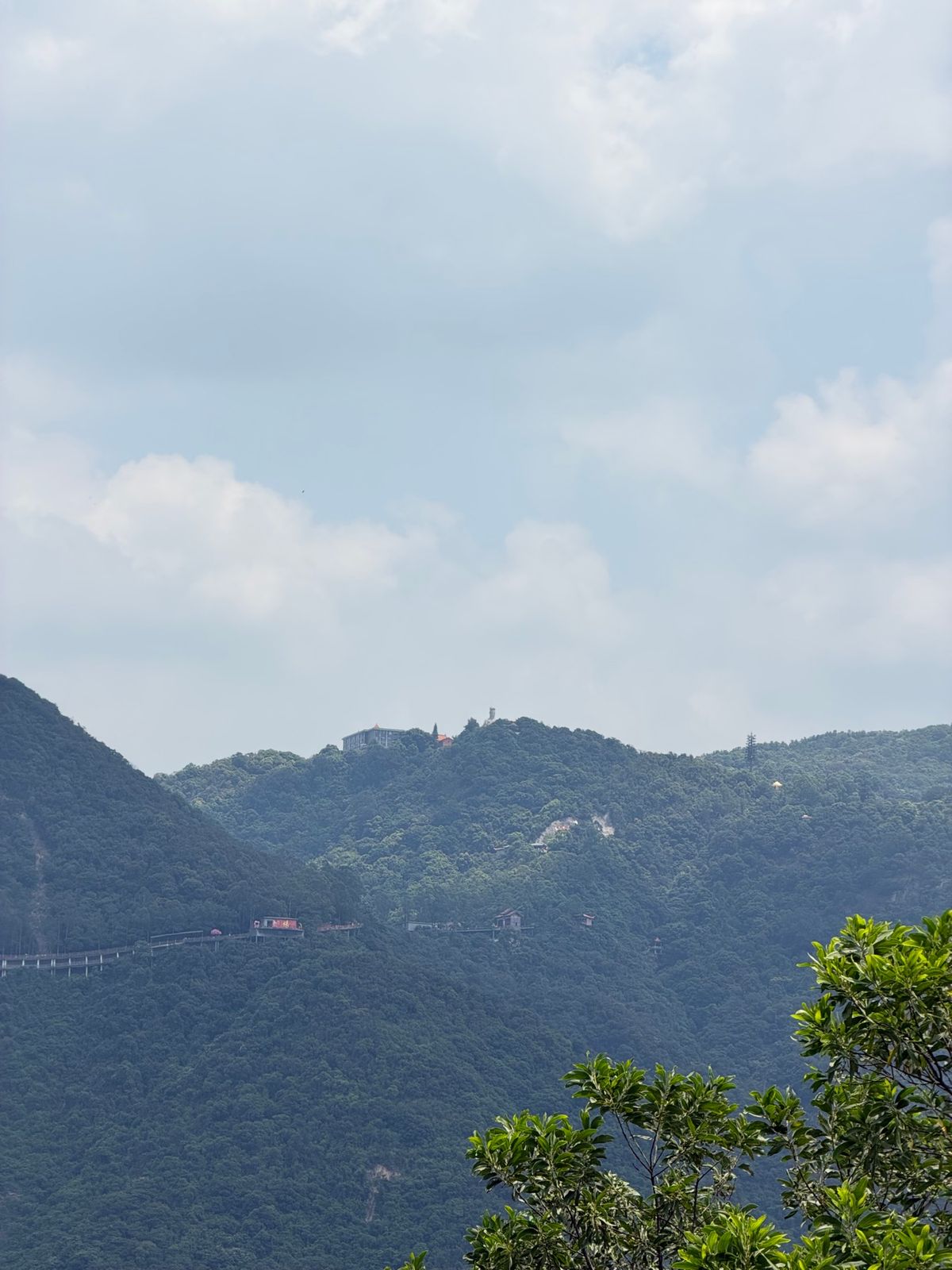 東莞の山を登ったら素敵な仏像様がいました。