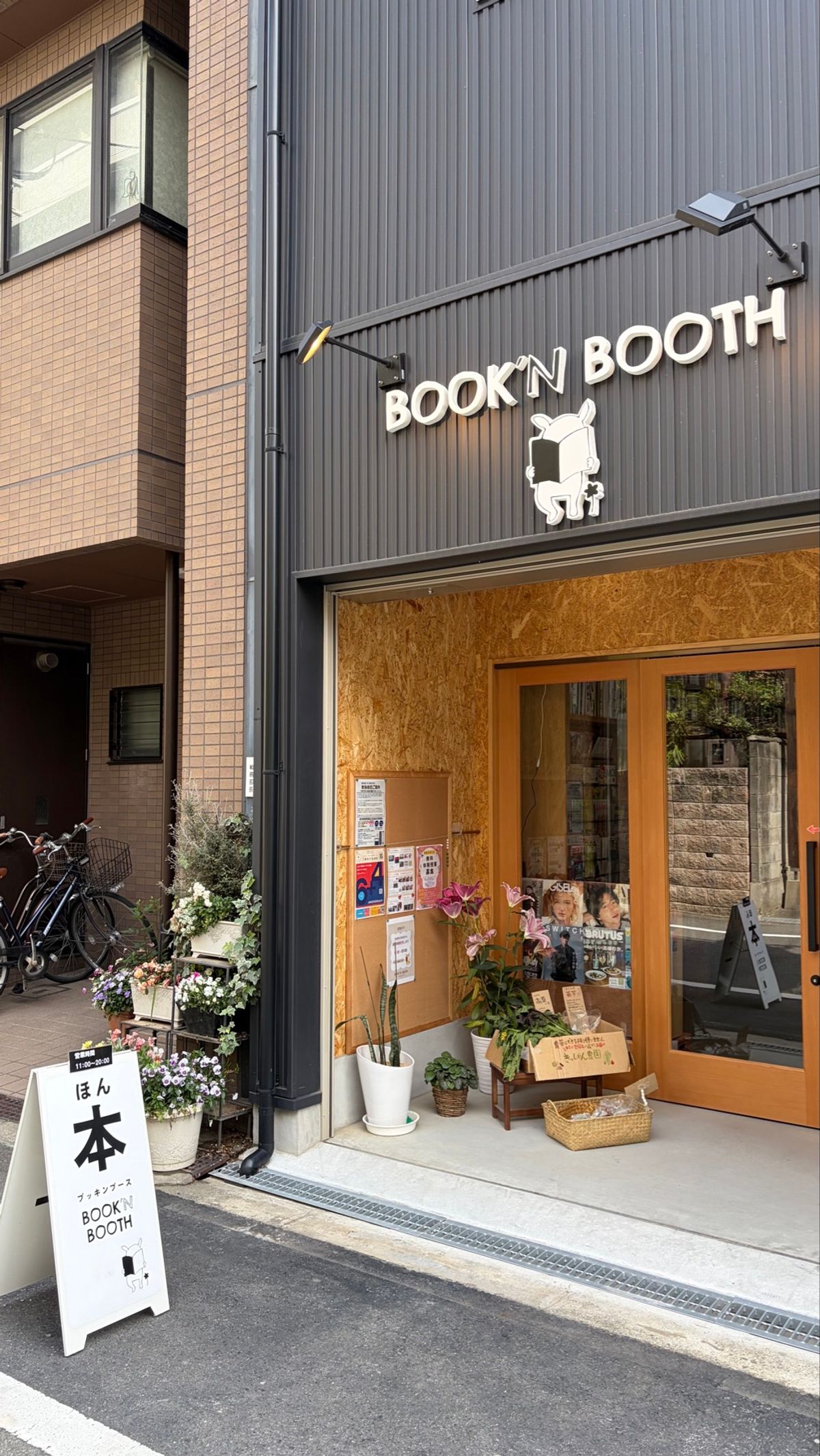 本屋さん巡り📕
個人書店さんは月火がお休みが多くて、4分の1くらいしか行け...