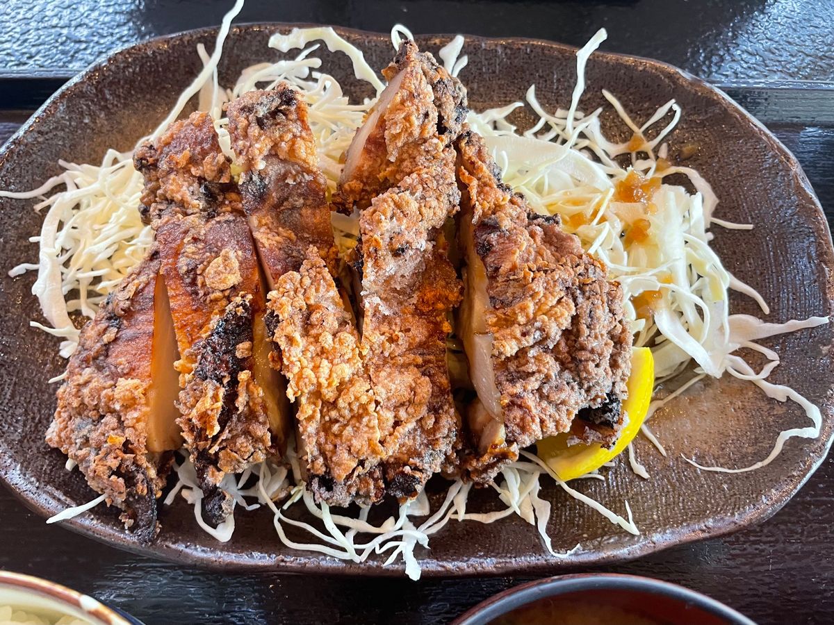 お昼は星野エリアにあるレストラン「村民食堂」で信州郷土料理の山賊焼をいただ...
