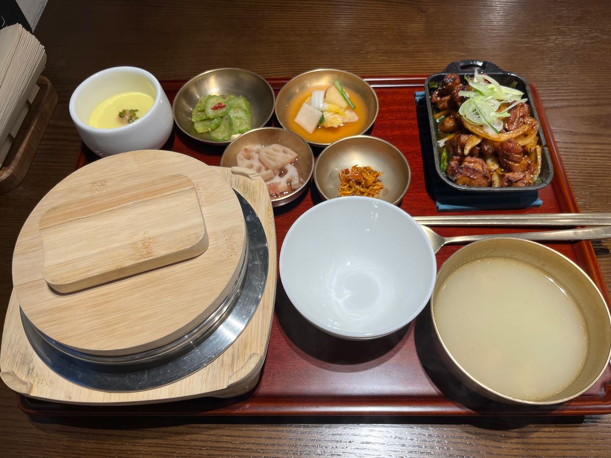 KTXに乗って釜山からソウルへ
定食のお肉はもちろん、梅で味付けしたれんこ...