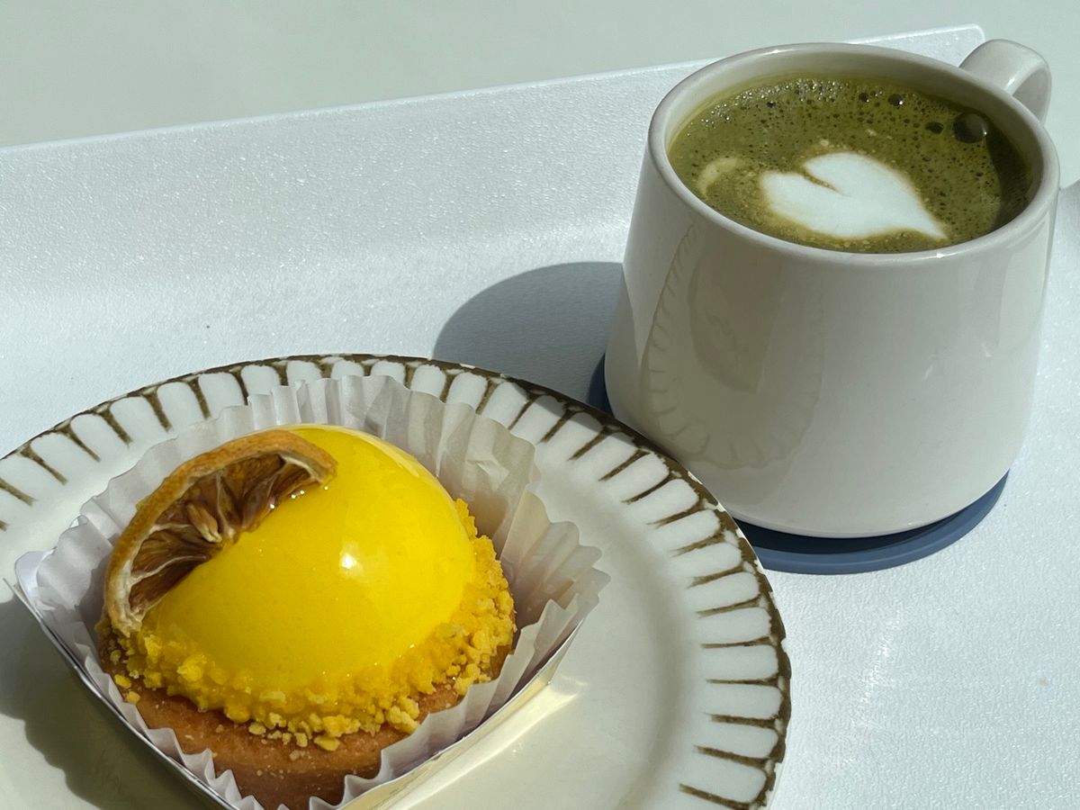 黒豆お茶のようなもの、お店の方とお話
レモンムースケーキ以外も美味しそうだった