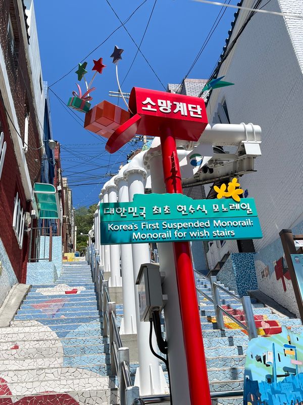 大韓民国 (韓国)「ソウルと釜山_20260505~10」の写真：ソマン階段
2人用モノレール、下りは気を...