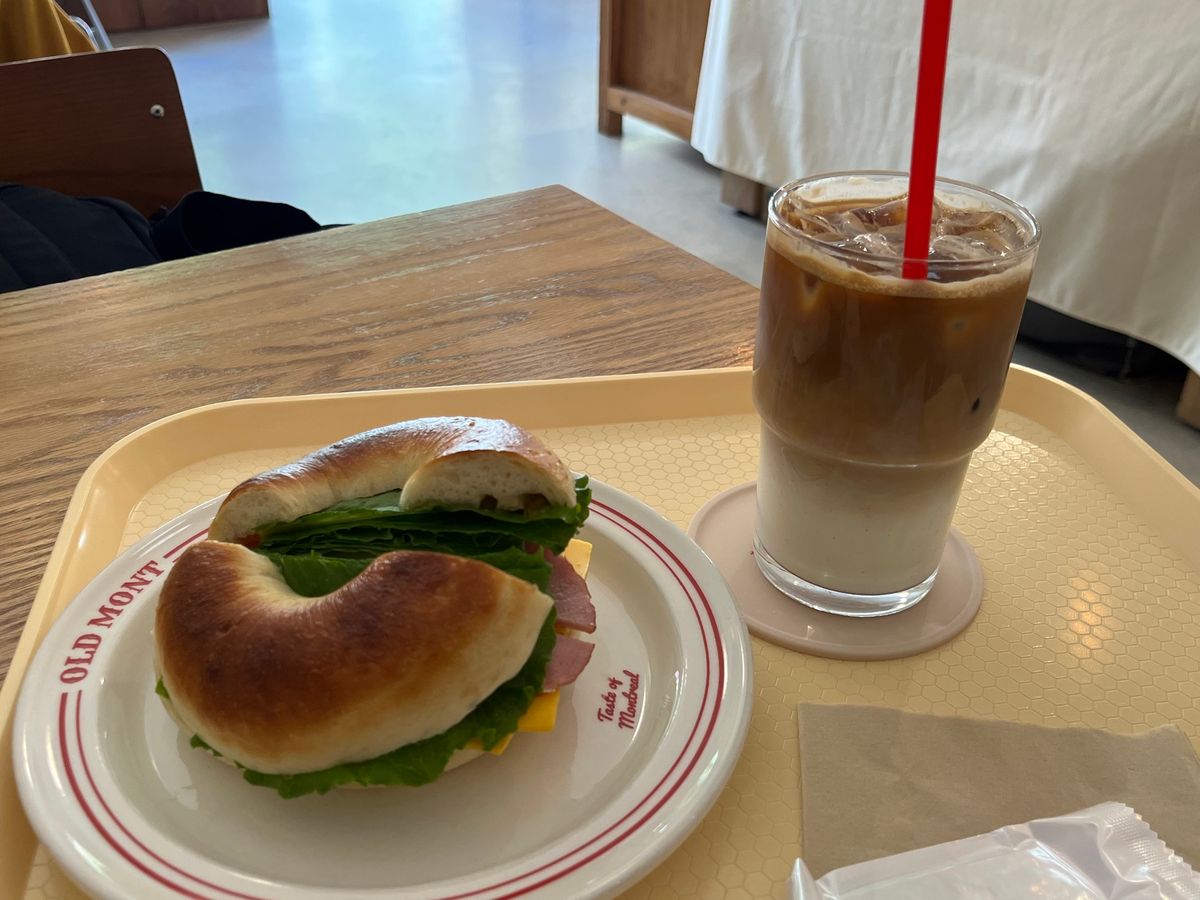 KTXに乗って釜山へ
ベーグル食べて休憩