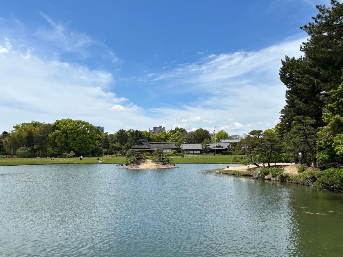 岡山名物えびめしと岡山城と後楽園