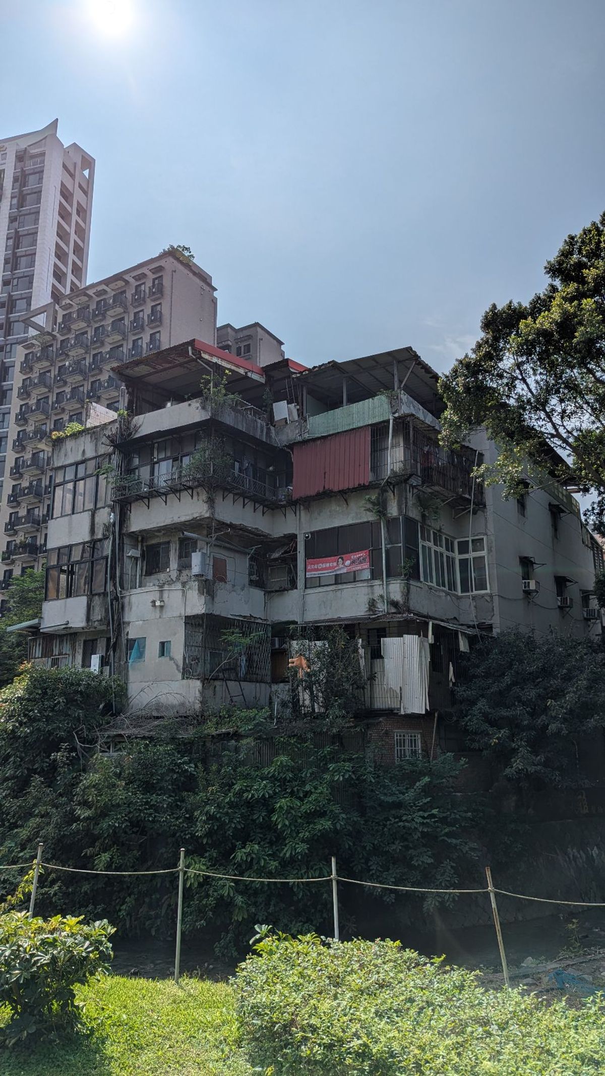 旧新北投駅舎。線路とか一部を残しつつ、緑が多い公園になっているので、地元の...
