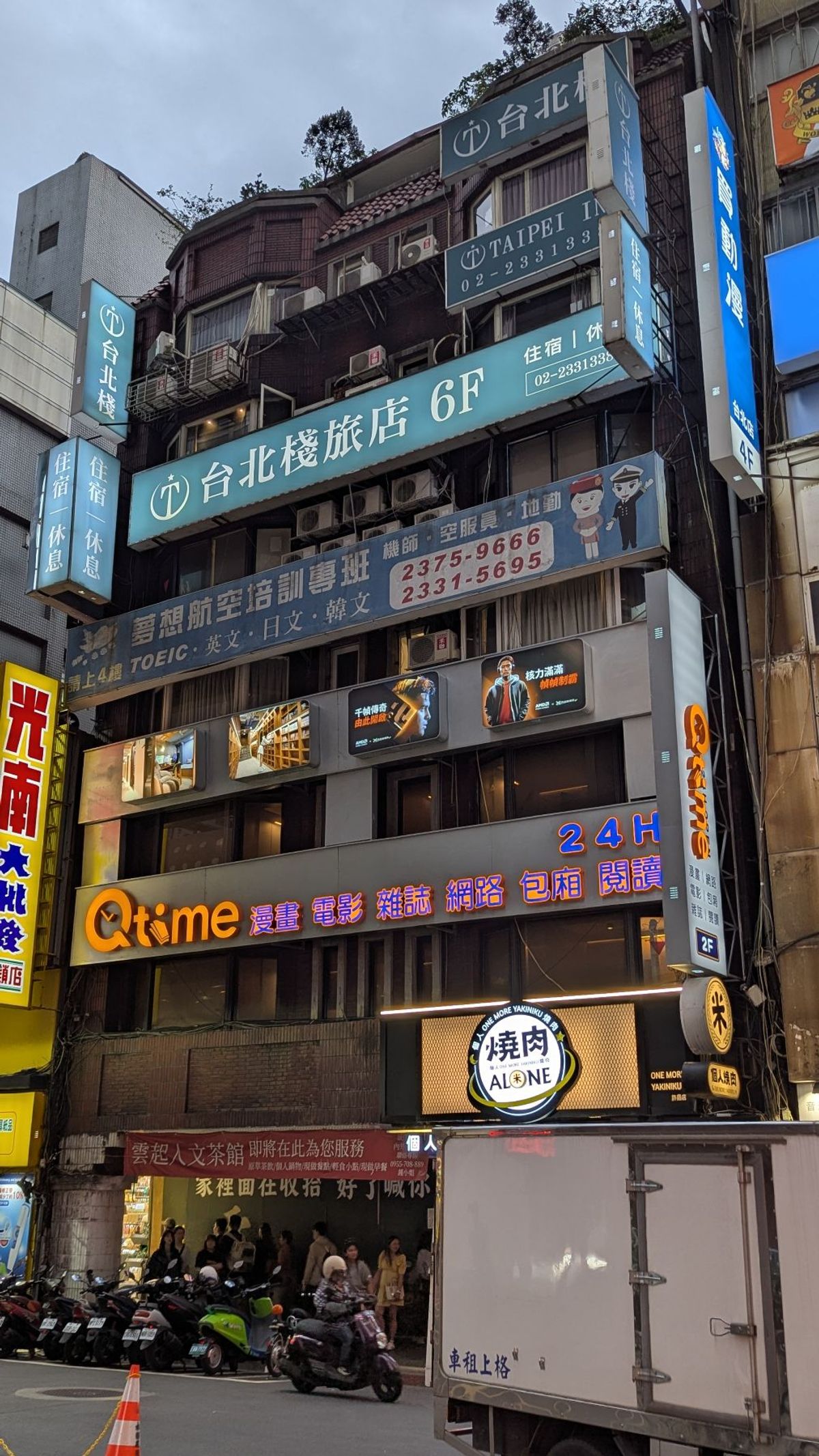 往復の空港線トークン買っておいた。チョー遅いけど、車内にワイヤレス充電あり...