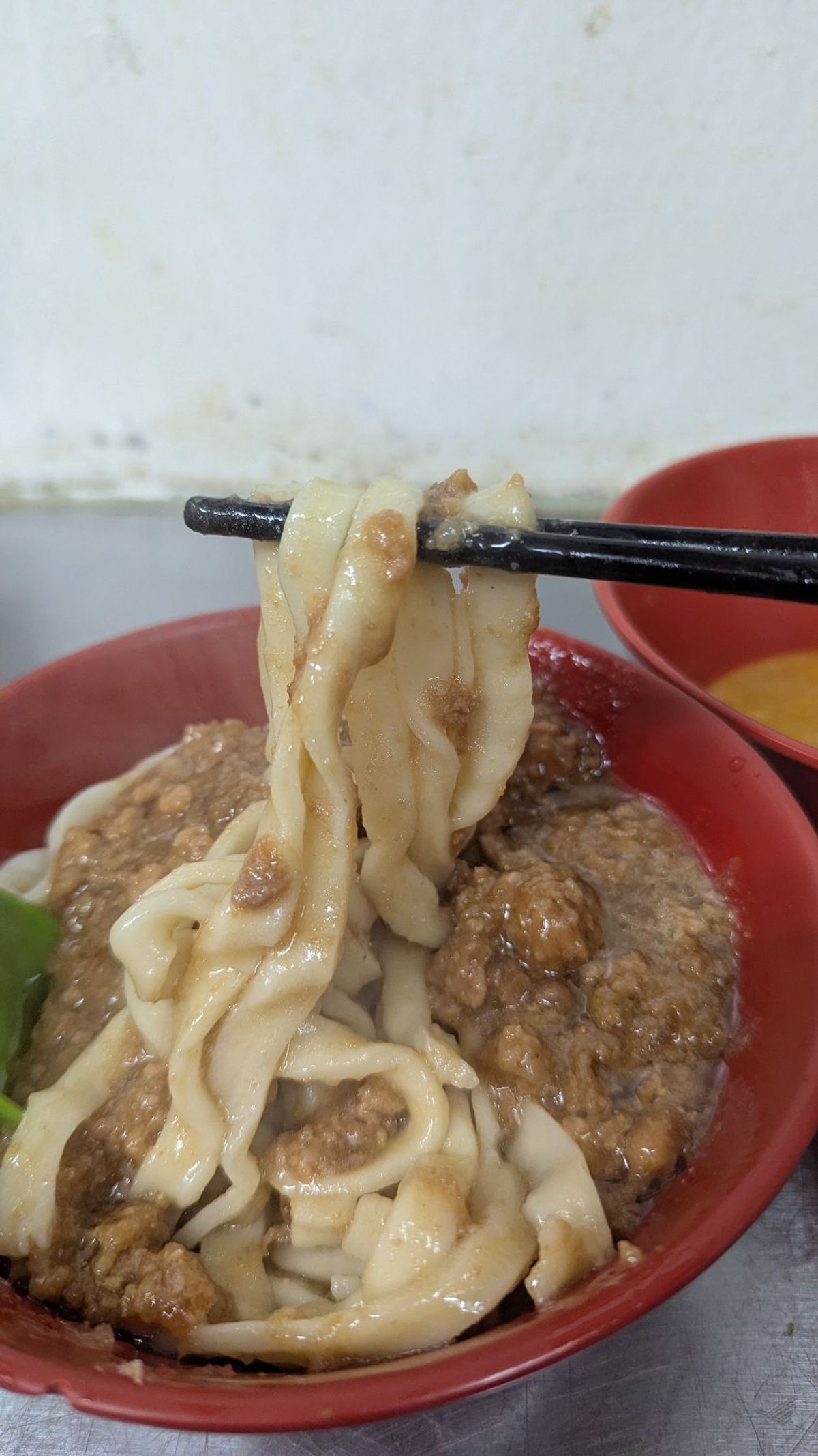 チェックインして、早速夜ご飯。ジャージャー麺と酸辣湯。麺は小注文したけど、...