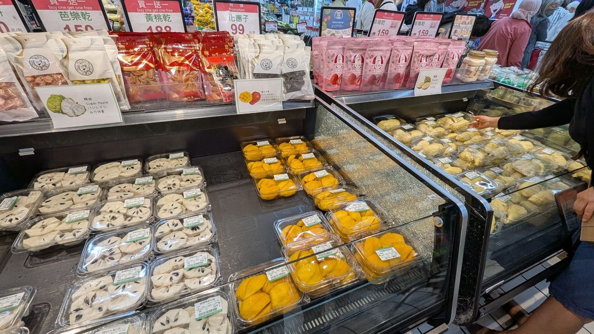 時間がまだ早いから、歩いて久々のカルフール。セブンなのにSANRIO仕様と...