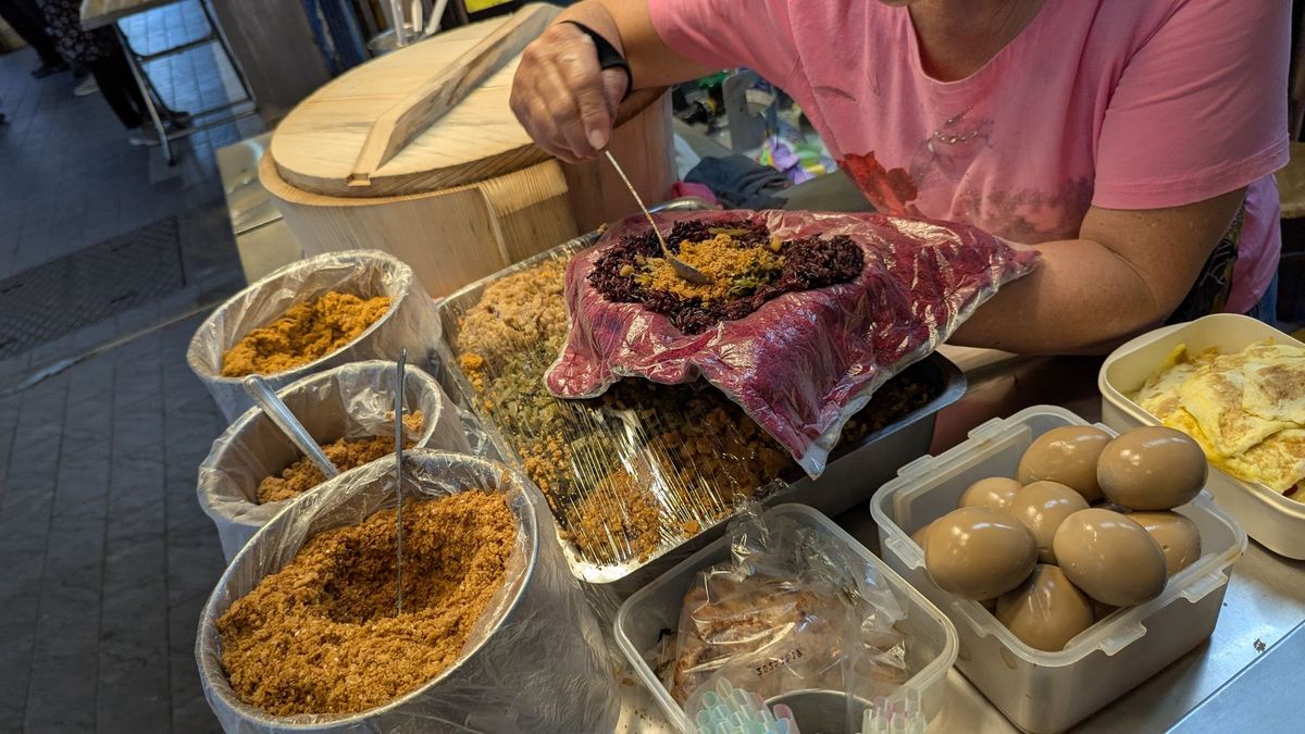 2日目朝ご飯は、ホテル近くのおにぎり屋さん。あこがれの紫米おにぎりと豆乳。...
