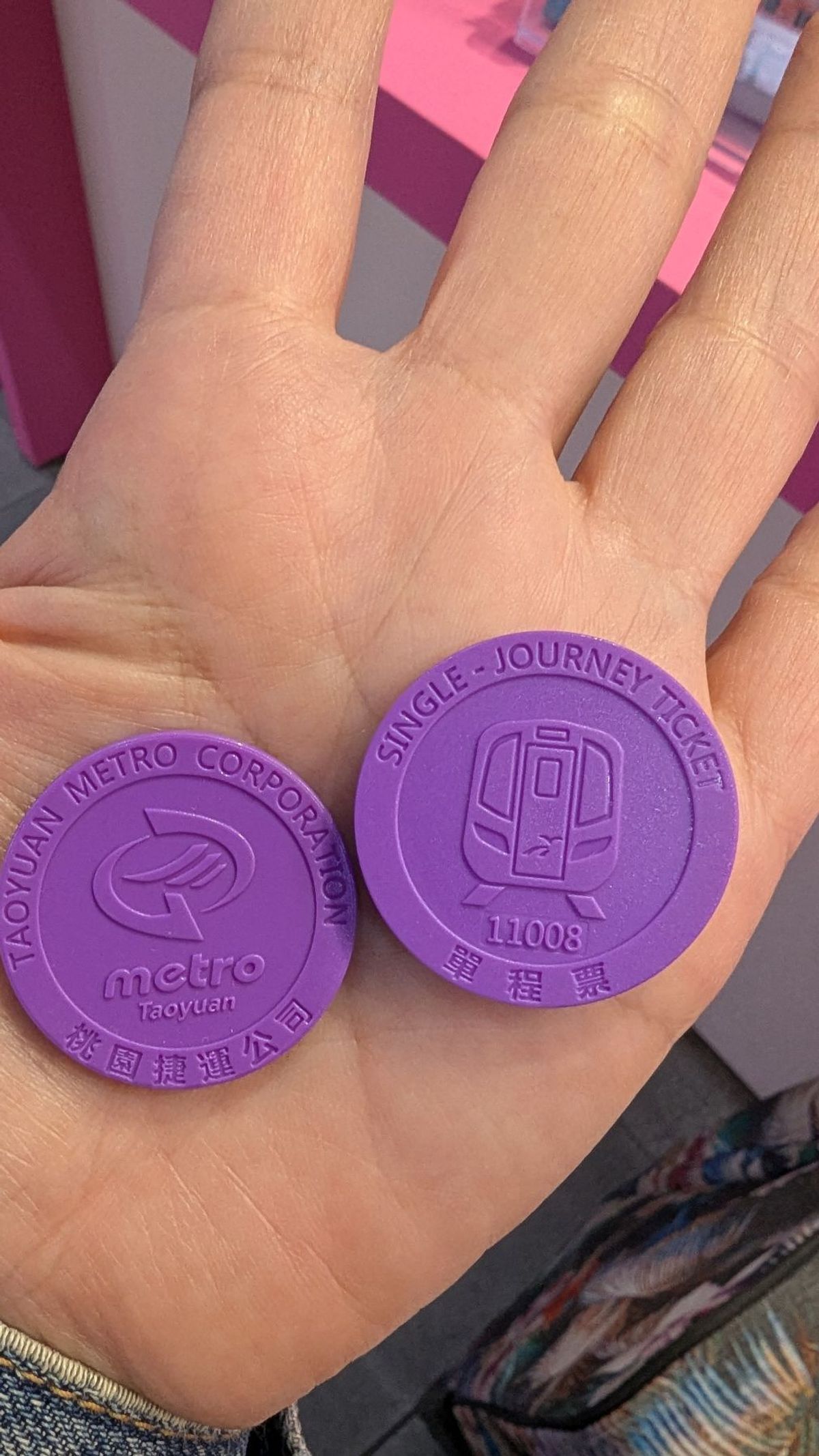 往復の空港線トークン買っておいた。チョー遅いけど、車内にワイヤレス充電あり...