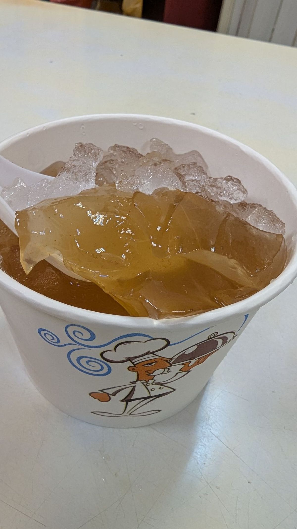 チェックインして、早速夜ご飯。ジャージャー麺と酸辣湯。麺は小注文したけど、...