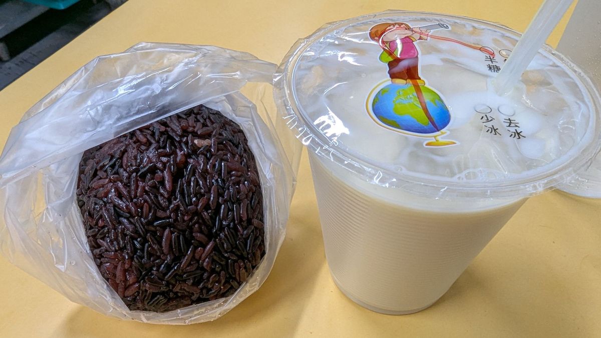 2日目朝ご飯は、ホテル近くのおにぎり屋さん。あこがれの紫米おにぎりと豆乳。...