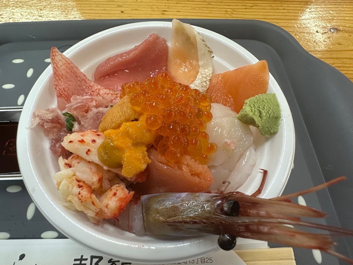 釧路空港、釧路駅、釧路和商市場での勝手丼