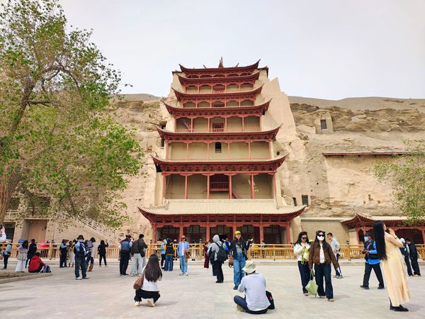 中国・成都「成都敦煌」の写真：莫高窟と鳴沙山