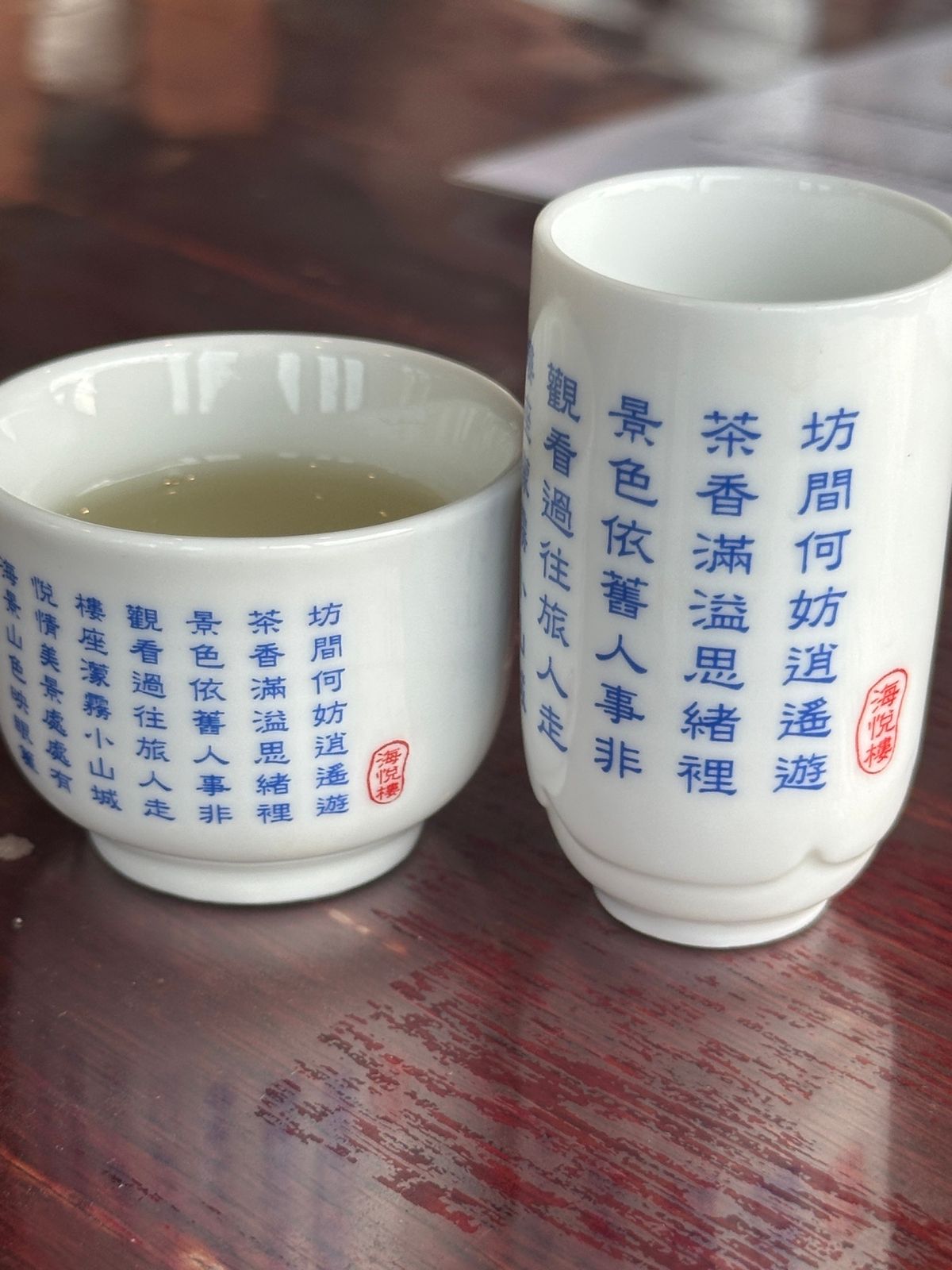 九份に移動
阿妹茶楼の向かい海悦楼景観茶坊にてお茶を飲みながら夕暮れを待ち...