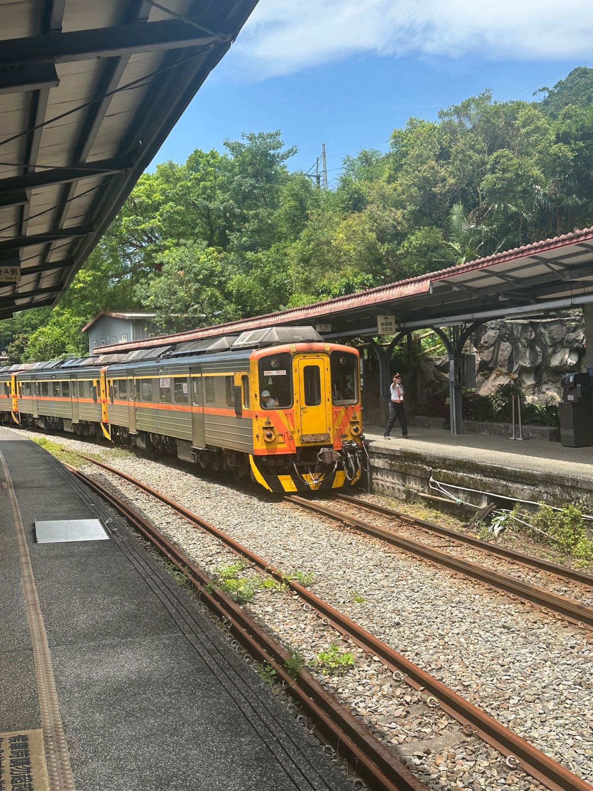 鉄道で十份へ
駅で帰りの時刻表を忘れずに撮影