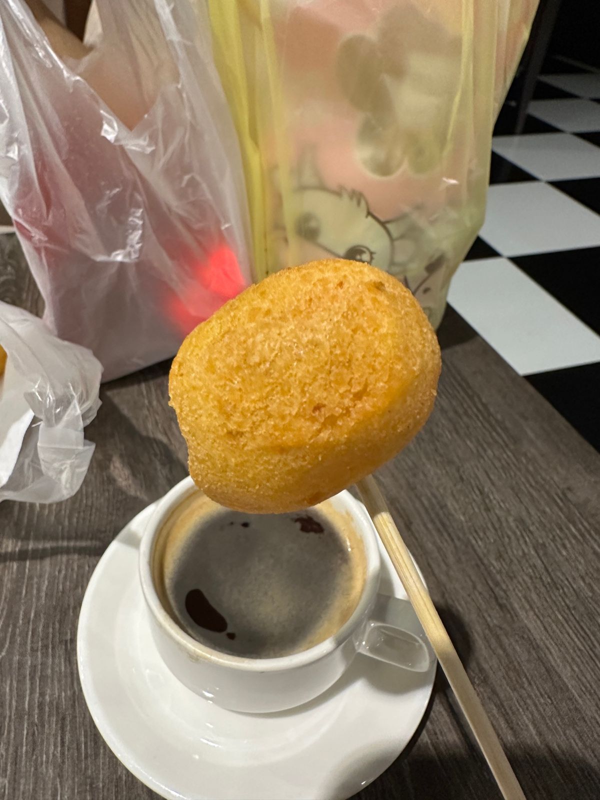 六合夜市で食べた水餃子は10個で70元、サツマイモを揚げた地瓜球は一袋50...
