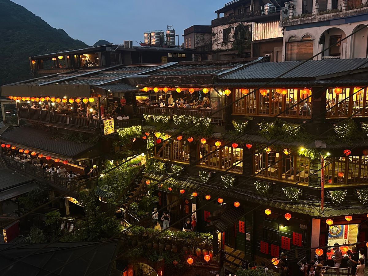 九份に移動
阿妹茶楼の向かい海悦楼景観茶坊にてお茶を飲みながら夕暮れを待ち...