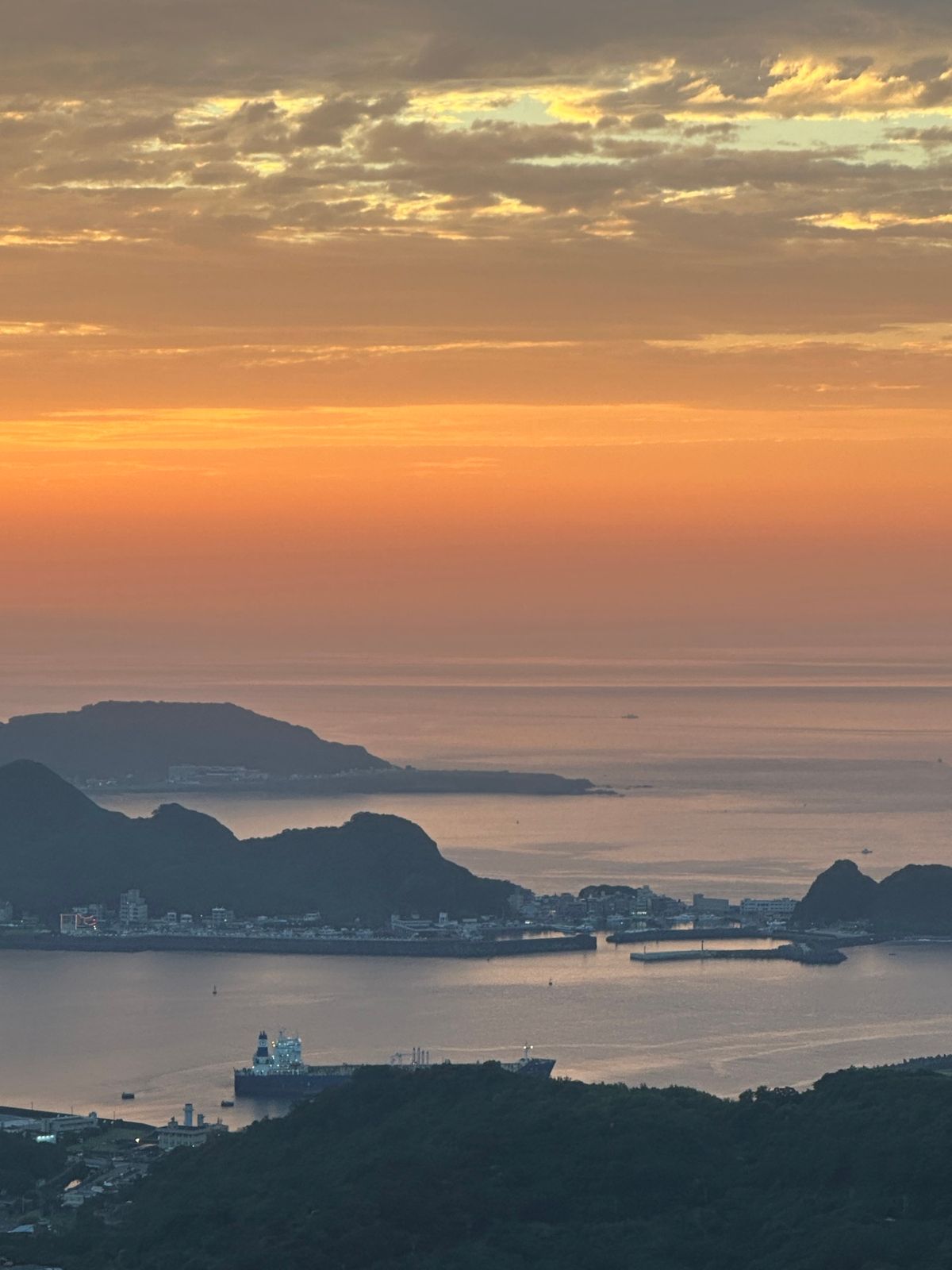 九份に移動
阿妹茶楼の向かい海悦楼景観茶坊にてお茶を飲みながら夕暮れを待ち...