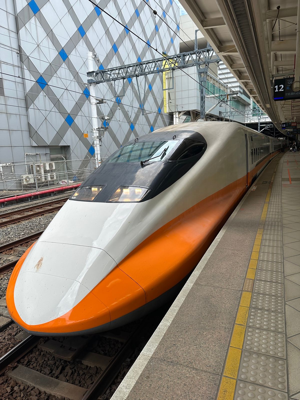 高速鉄道で台北まで1時間半くらい
日本製の新幹線は快適でスーツケースを置く...