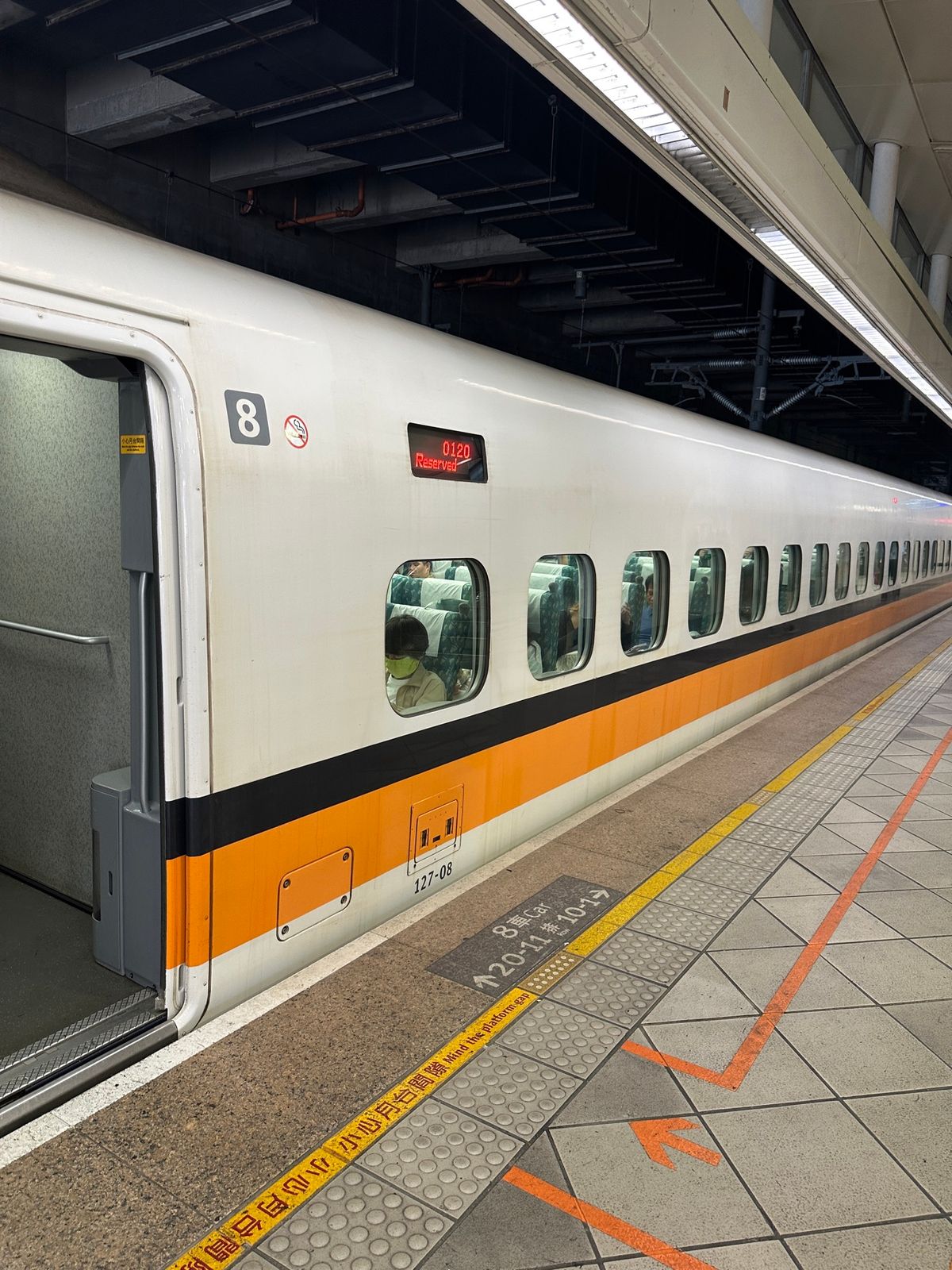 高速鉄道で台北まで1時間半くらい
日本製の新幹線は快適でスーツケースを置く...