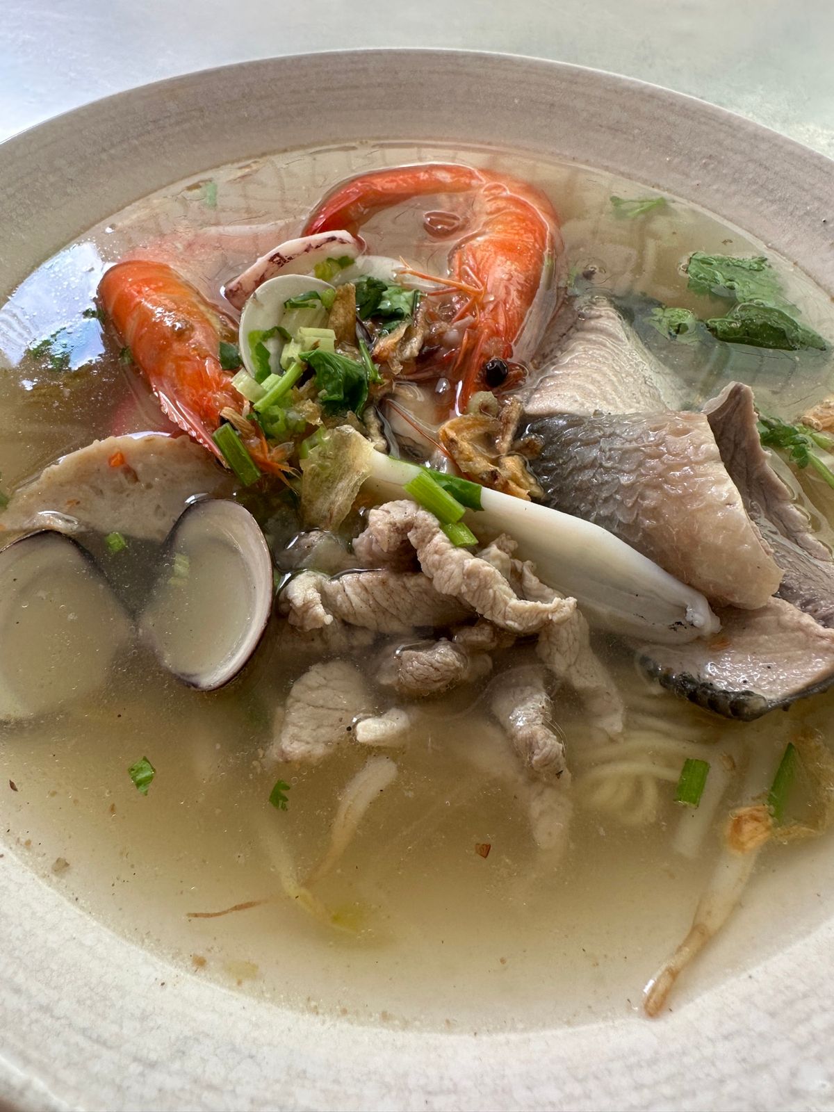 昼食は麺
海鮮麺と肉卵麺
麺が選べるっぽいけどわからんかった
味は良かった