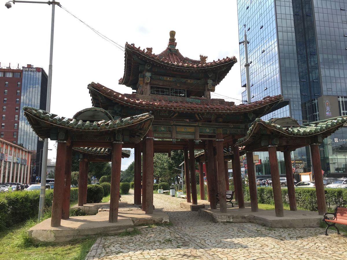 ウランバートル街並み。デパートやチンギス・ハーン、モンゴル文字のかかった建物など