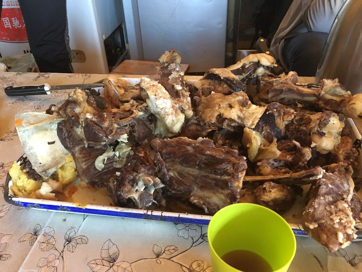 さばきたて羊肉の塩茹、超絶品。全然臭くない(が、手掴みで食べるので手は臭く...