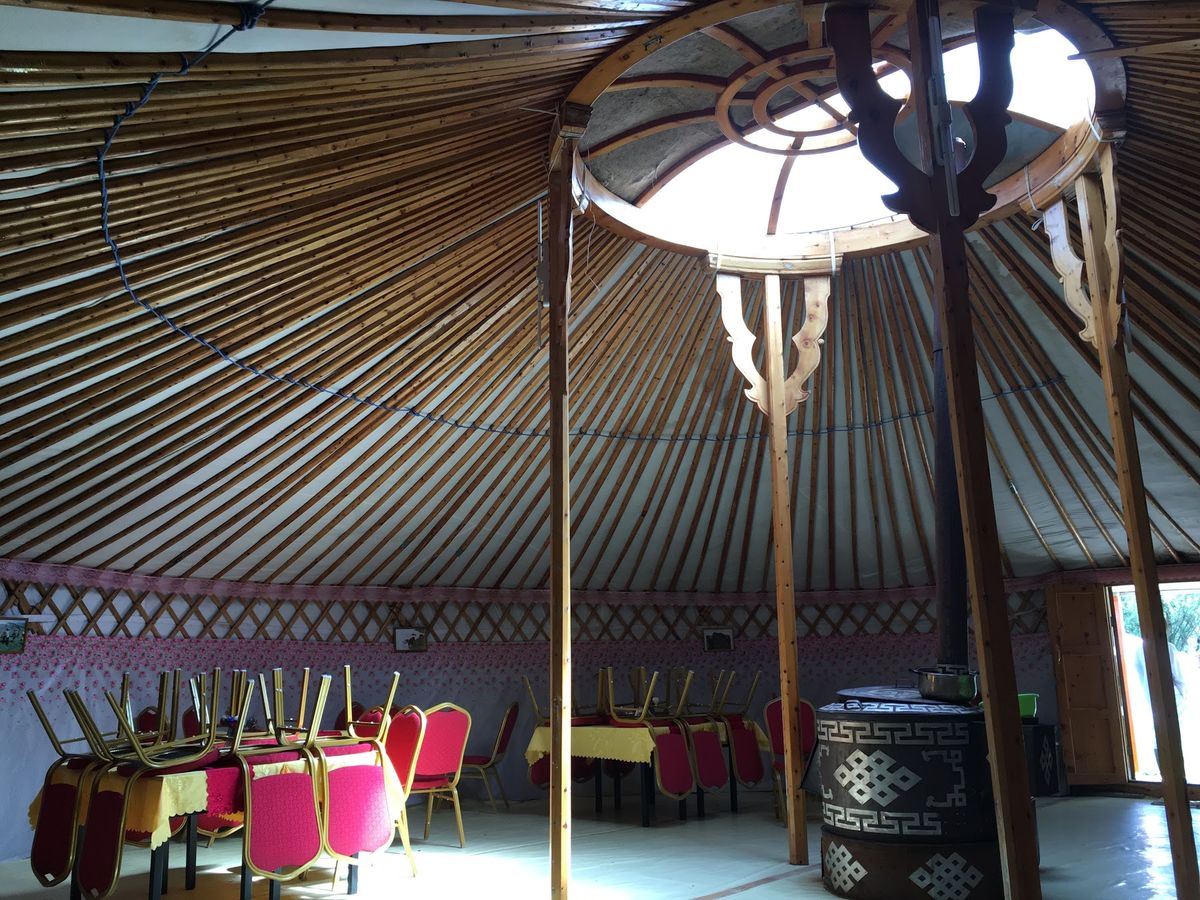 テレルジ国立公園のゲル、名物ミルクティーと素朴なランチ、乗馬(乗馬は超オス...