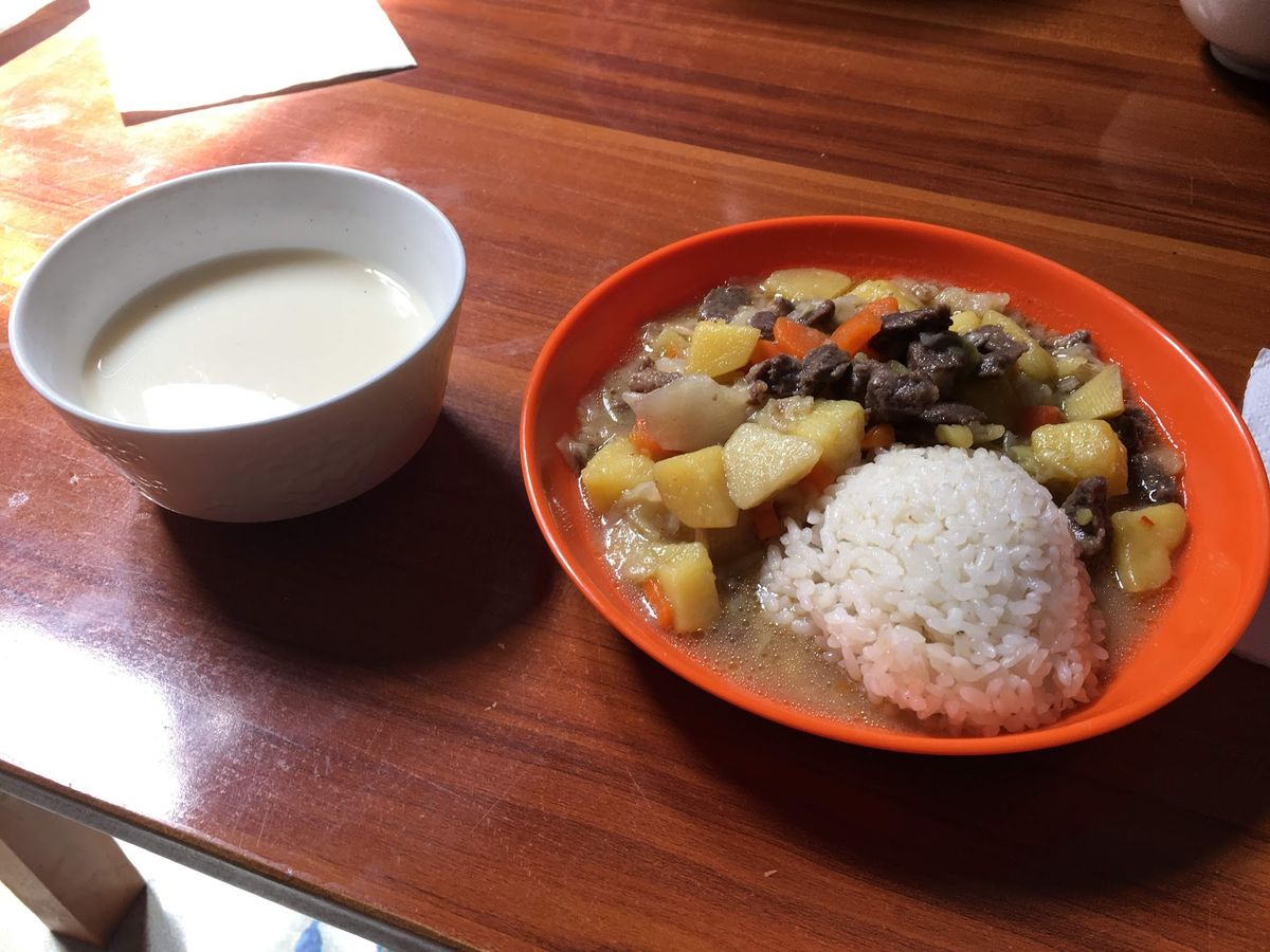 テレルジ国立公園のゲル、名物ミルクティーと素朴なランチ、乗馬(乗馬は超オス...