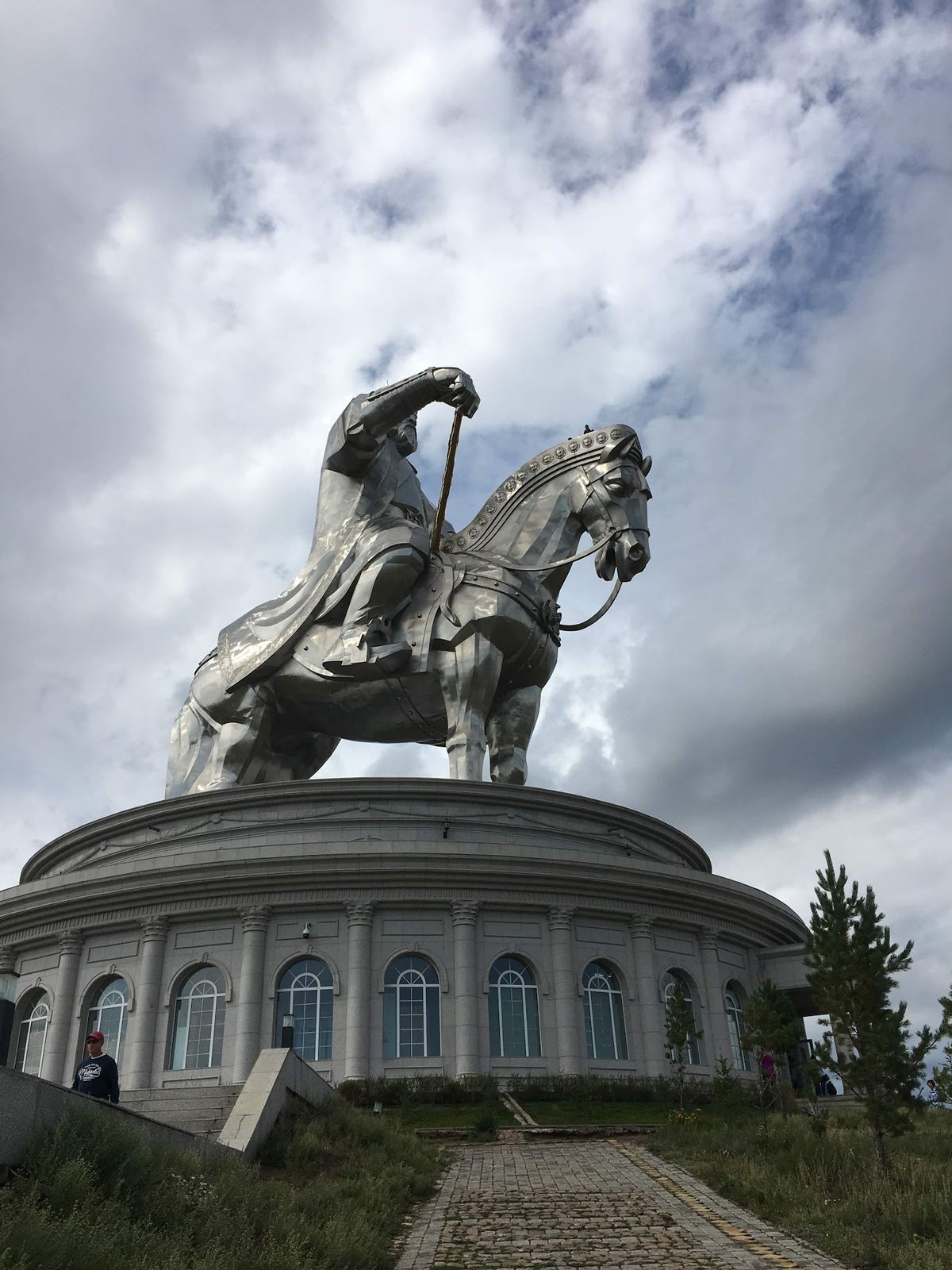 山羊の群れ、世界で8番目に大きな像、チンギス・ハーン像。