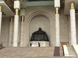 ウランバートル街並み。デパートやチンギス・ハーン、モンゴル文字のかかった建物など