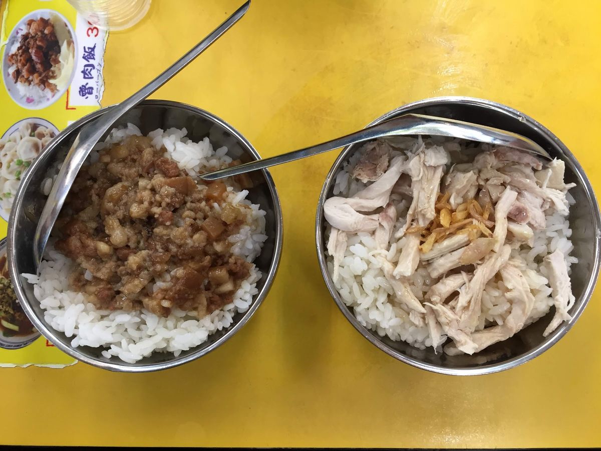 士林夜市の美食区の店。鶏肉飯、水餃子、素麺(出汁と胡麻油の味で美味！麺線で...