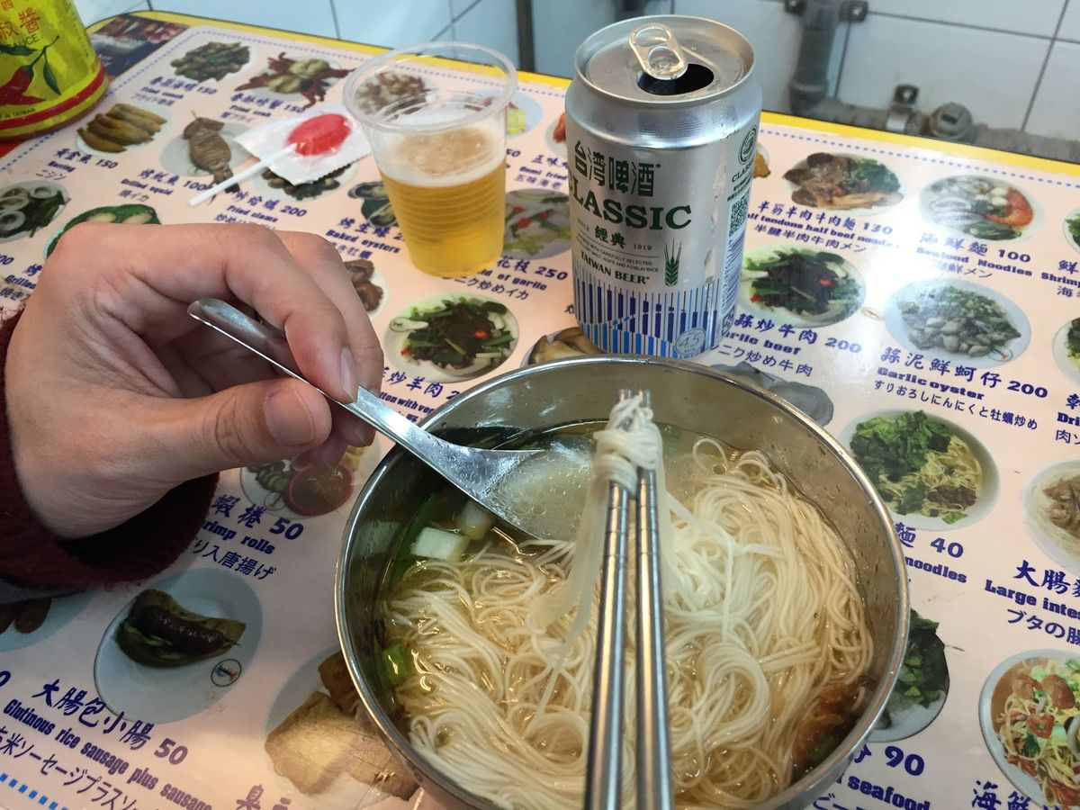 士林夜市の美食区の店。鶏肉飯、水餃子、素麺(出汁と胡麻油の味で美味！麺線で...