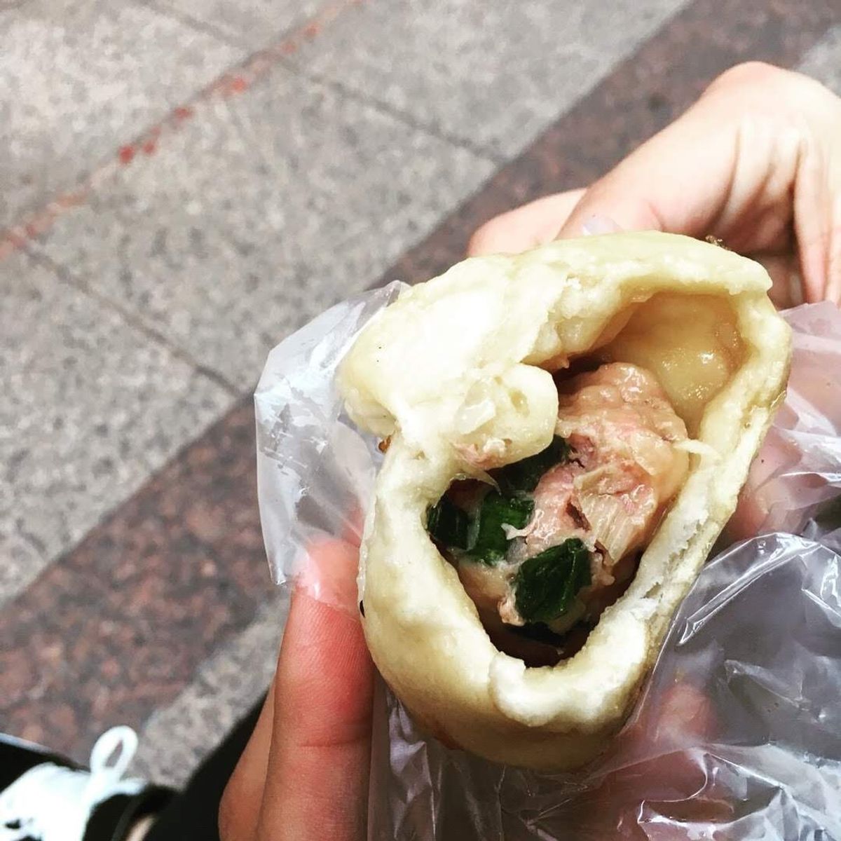 小腹空いたら食べるシリーズ。台北駅前の老蔡水煎包。毎日お世話になりました。...