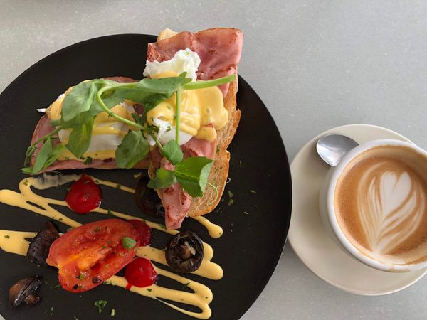 オーストラリア連邦・ケアンズ  キュランダ「ケアンズの旅🇦🇺」の写真：ホテル付近の2000円の朝食。高いけど美...