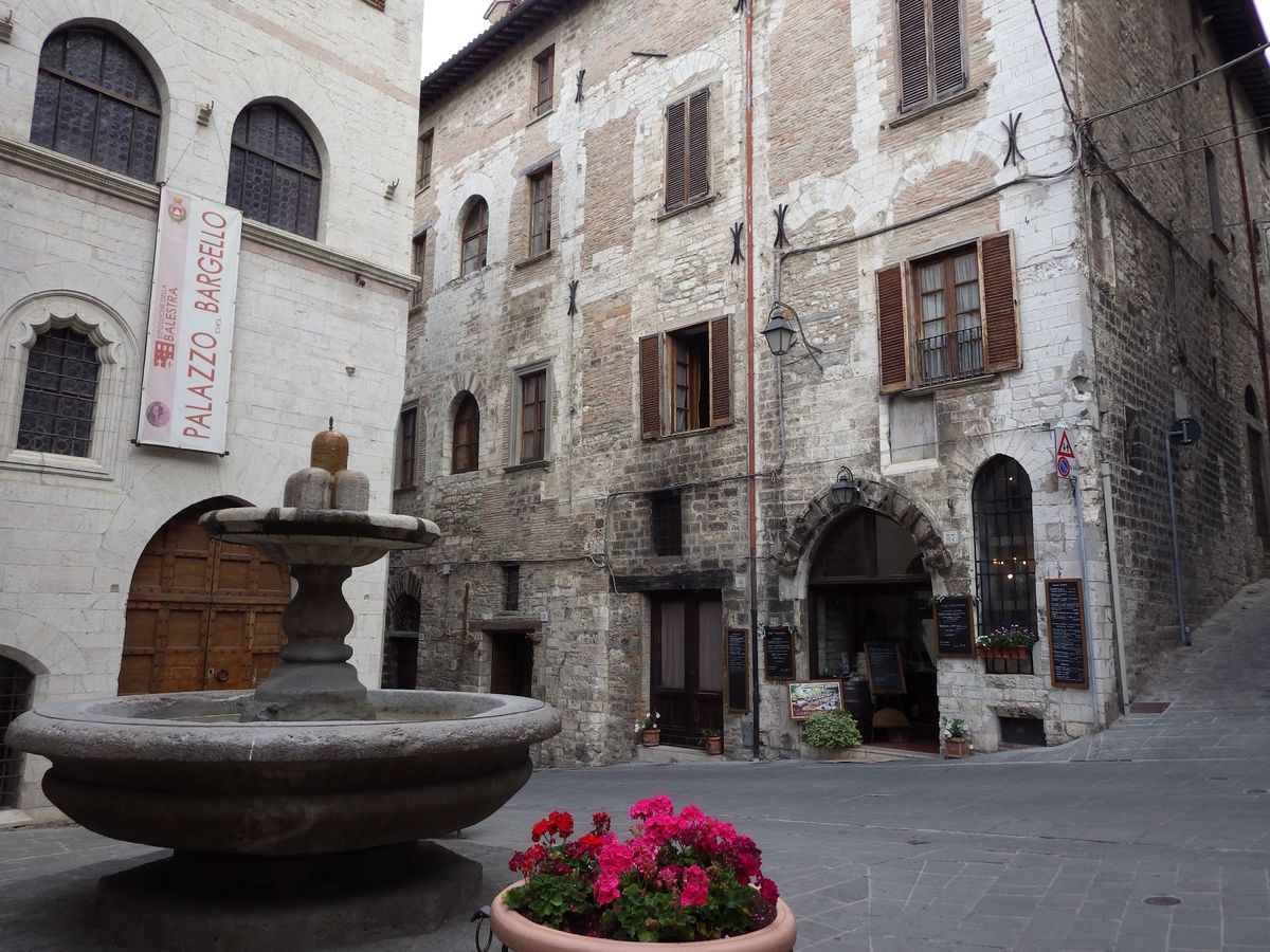 《グッビオ》
行政長官宮殿/バルジェッロ宮殿/グランデ広場/広場から