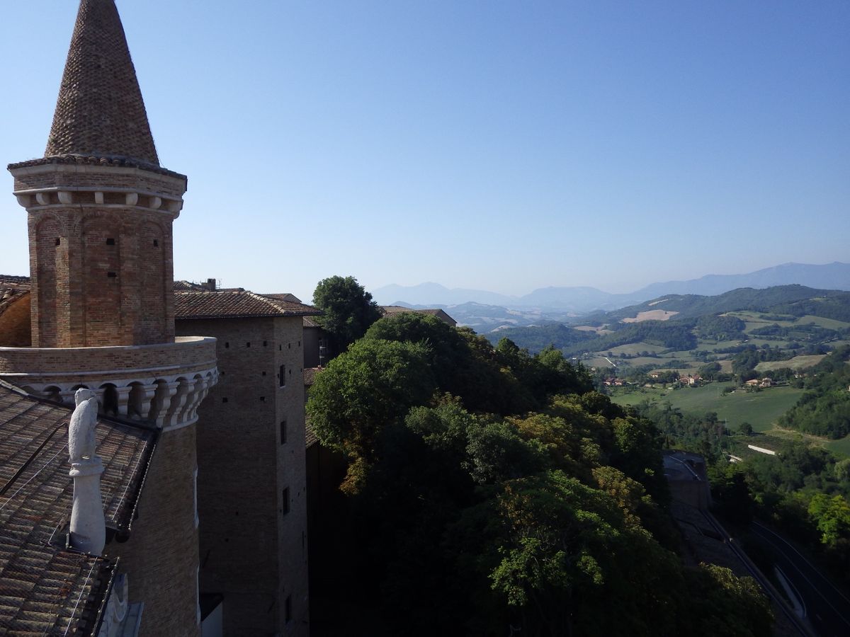 《ウルビーノ》
ドゥカーレ宮殿/ポルチーニ茸のサラダ/フォークダンスのワー...