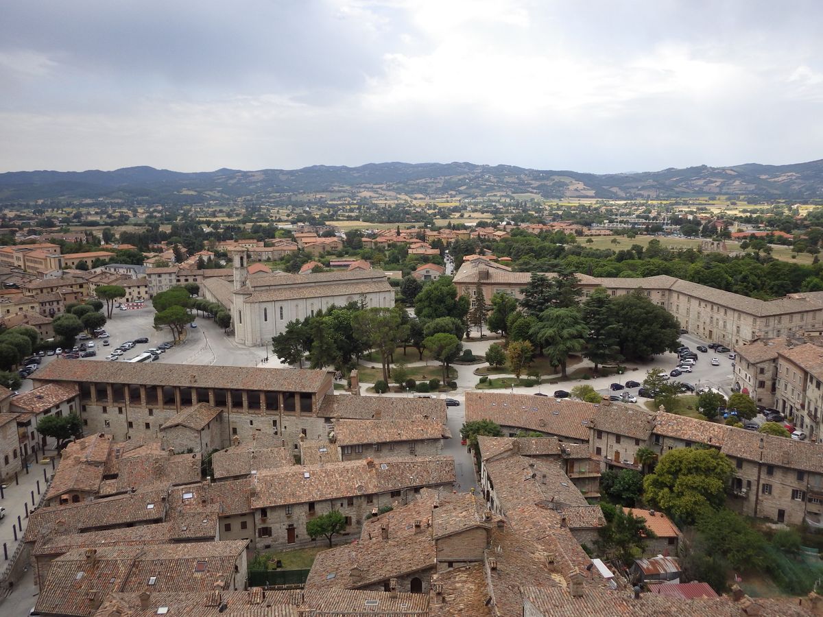 《グッビオ》
行政長官宮殿/バルジェッロ宮殿/グランデ広場/広場から