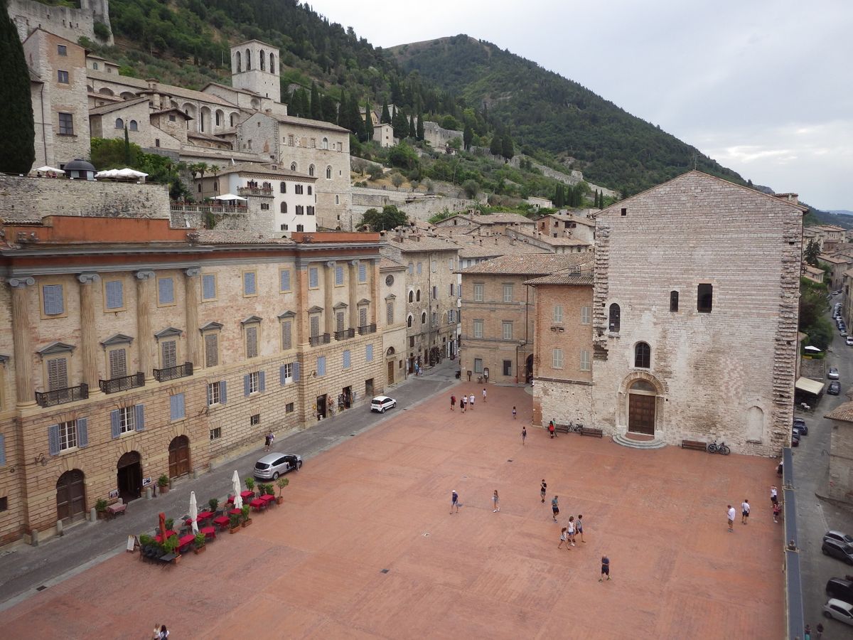 《グッビオ》
行政長官宮殿/バルジェッロ宮殿/グランデ広場/広場から