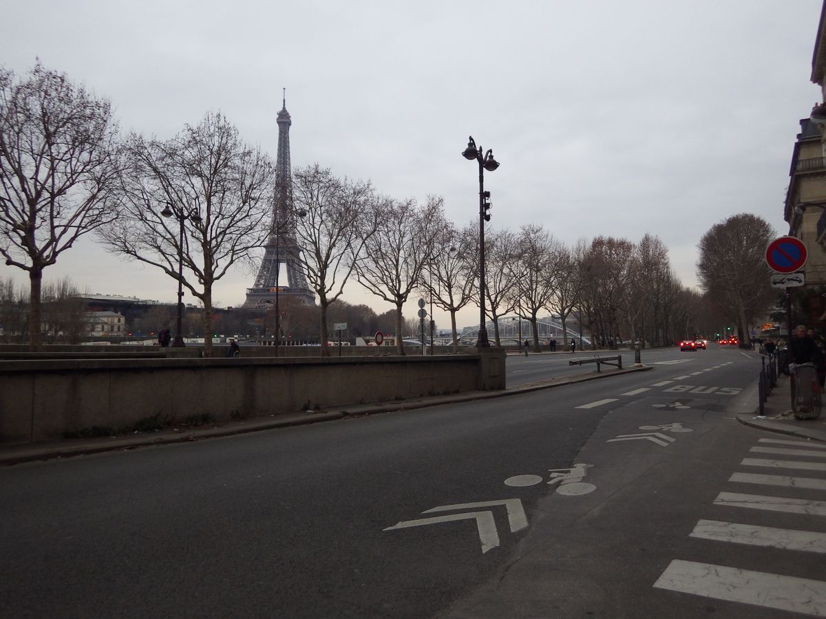 《パリ》
シャンゼリゼ劇場でバレエを観る/セーヌ川の地下から地下鉄に乗って...