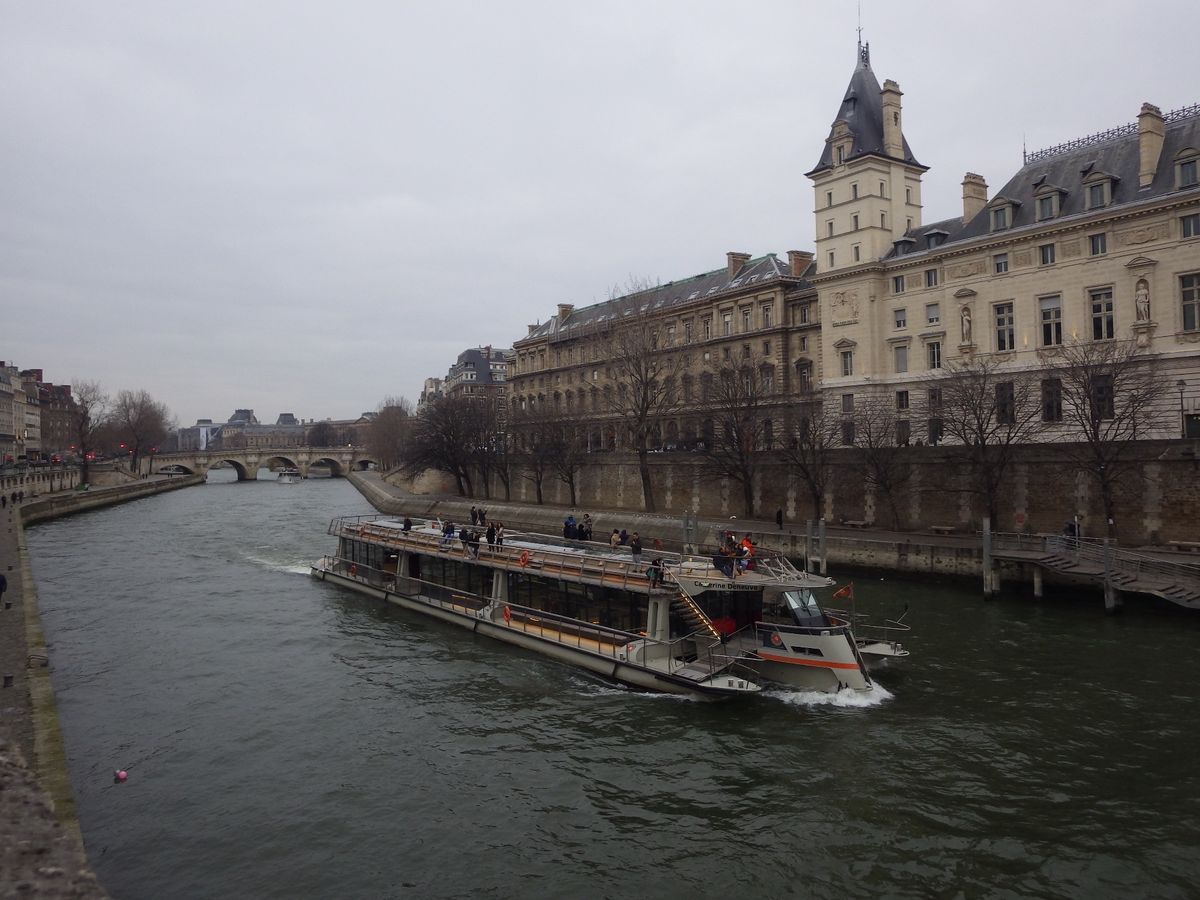 《パリ》
シャンゼリゼ劇場でバレエを観る/セーヌ川の地下から地下鉄に乗って...