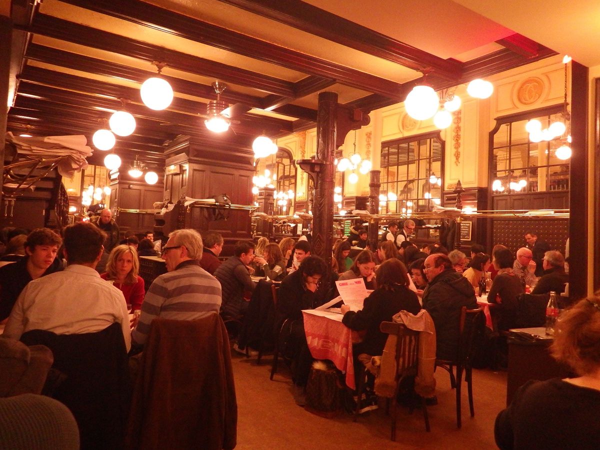 《パリ》
夕暮れのパリを散歩/シャルティエで夕食を食べる/セーヌ川沿いを歩...