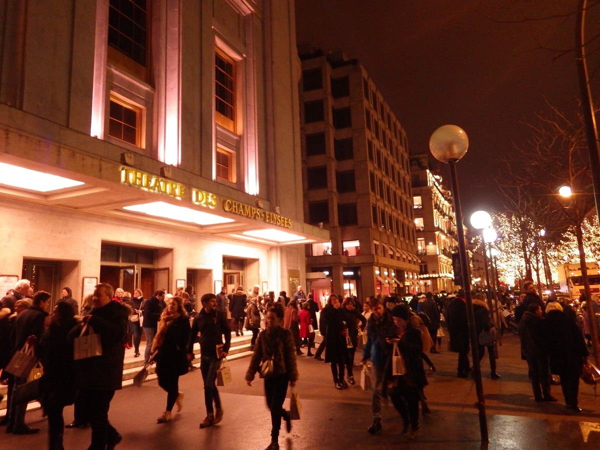 《パリ》
夕暮れのパリを散歩/シャルティエで夕食を食べる/セーヌ川沿いを歩...