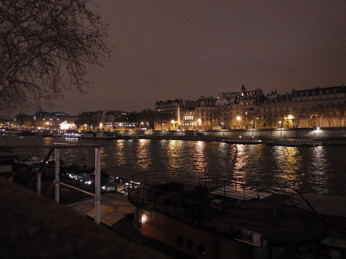 《パリ》
夕暮れのパリを散歩/シャルティエで夕食を食べる/セーヌ川沿いを歩...