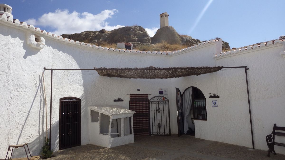 《グアディクス》
ここも洞窟住居地区がある街。
グアディクス大聖堂/洞窟住...