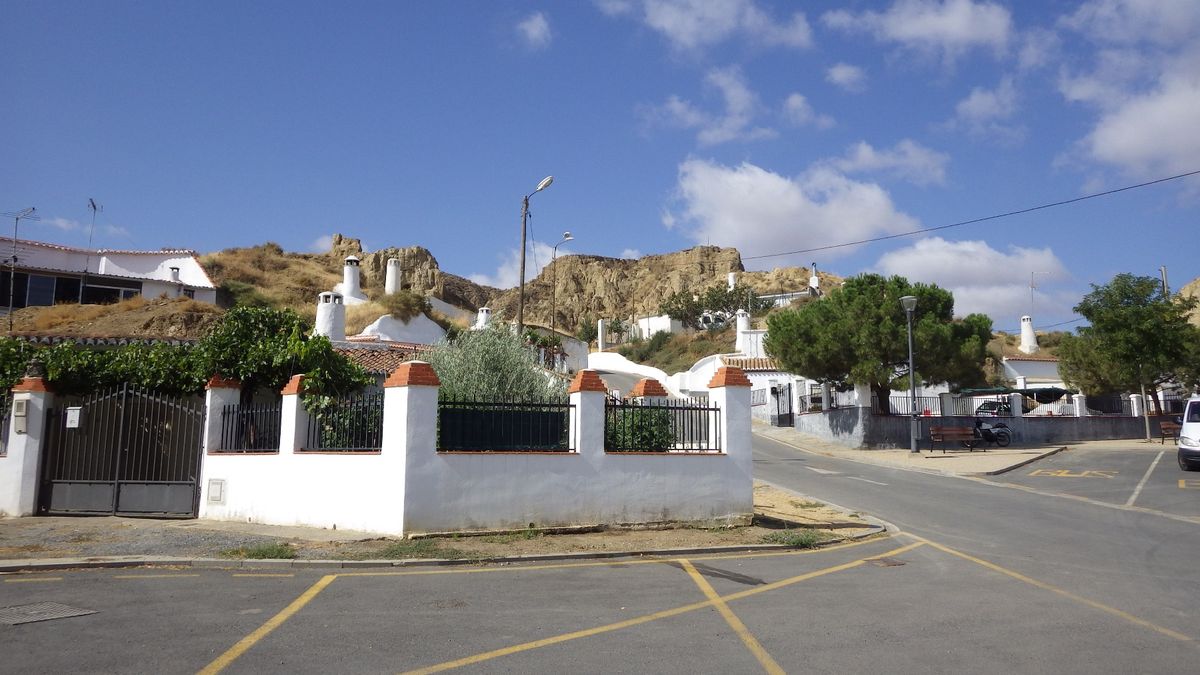 《グアディクス》
ここも洞窟住居地区がある街。
グアディクス大聖堂/洞窟住...