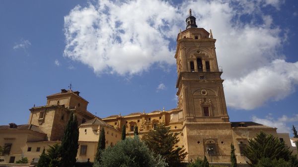 スペイン・グラナダ「楽器引き取りスペイン旅」の写真：《グアディクス》
ここも洞窟住居地区があ...