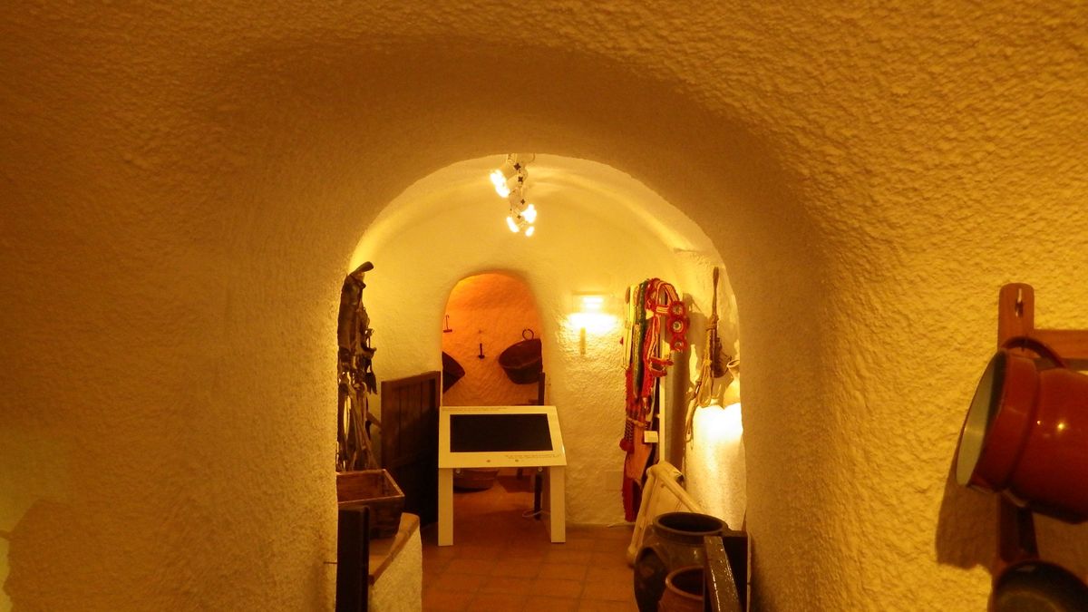 《グアディクス》
ここも洞窟住居地区がある街。
グアディクス大聖堂/洞窟住...