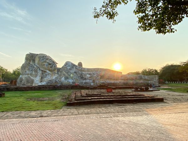 タイ・バンコク「じゅんぺーと男2人旅」の写真：デカい涅槃像とダンジョンの入り口👀